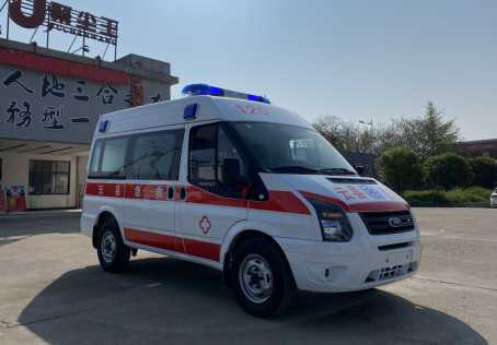 福特V348短軸中頂轉(zhuǎn)運型救護(hù)車