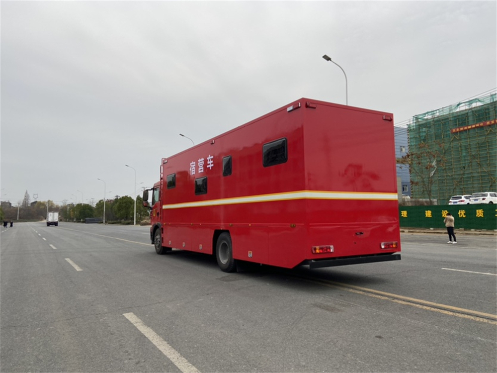 重汽豪沃后勤保障宿營車