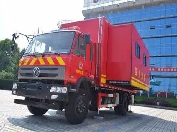 東風越野四驅(qū)宿營車